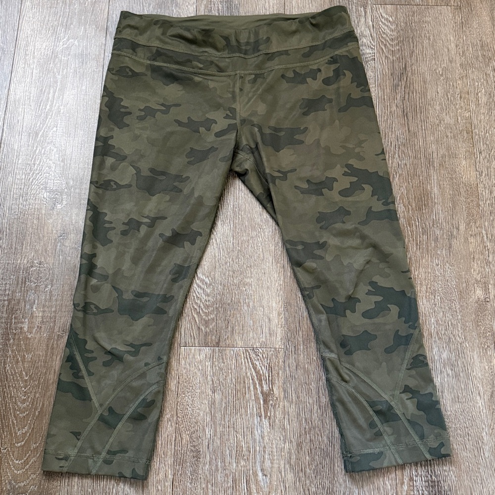Lululemon Run Inspire size 10 green camo crops leggings